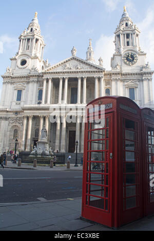 St. Pauls Cathedral, mit einem traditionellen roten Telefon box in den Vordergrund, Ludgate Hill, City of London, England, UK Stockfoto