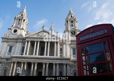 St. Pauls Cathedral, mit einem traditionellen roten Telefon box in den Vordergrund, Ludgate Hill, City of London, England, UK Stockfoto