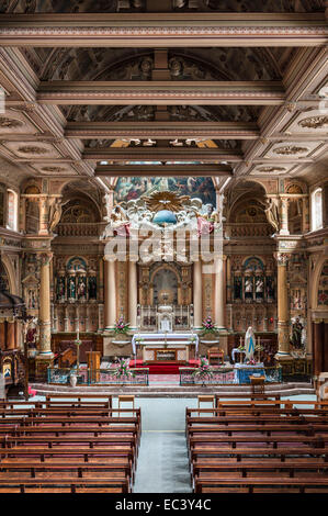 Das Kirchenschiff, der Hochaltar und das spektakuläre gemalte Tympanon im Inneren des 19. Jahrhunderts der Kirche St. Charles Borromeo, Kingston upon Hull, Großbritannien Stockfoto