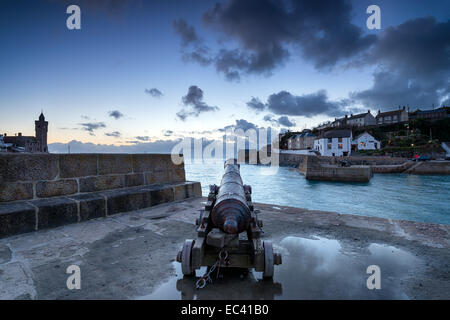 Eine alte Kanone auf den Hafen von Porthleven an der Küste von Cornwall Stockfoto