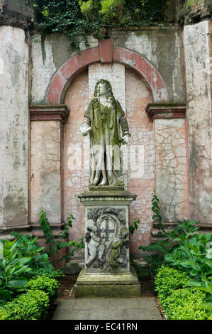 Marmorstatue von Sir Robert Clayton von Grinling Gibbons, im Gelände des St. Thomas' Hospital. Stockfoto