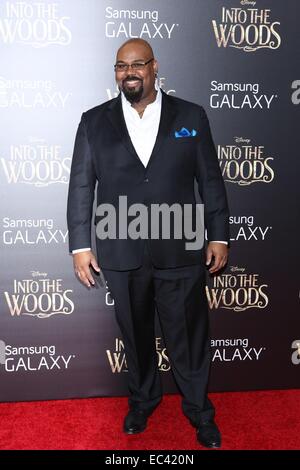 New York, NY, USA. 8. Dezember 2014. James Monroe Iglehart im Ankunftsbereich für in THE WOODS Weltpremiere, The Ziegfeld Theatre, New York, NY 8. Dezember 2014. Bildnachweis: Andres Otero/Everett Collection/Alamy Live-Nachrichten Stockfoto