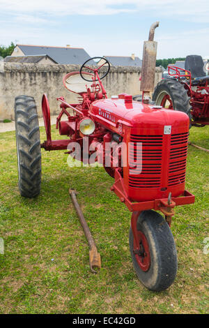 Mccormick farmall drei Radtraktoren in Rot an der fortbewegung Tag in francueil, Frankreich Stockfoto