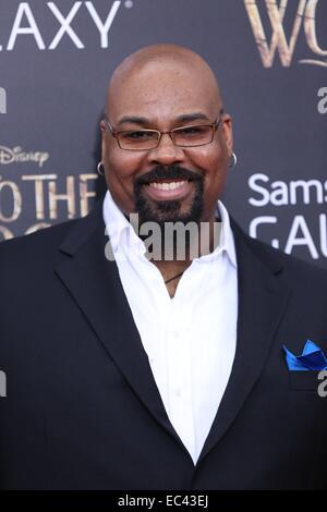 New York, NY, USA. 8. Dezember 2014. James Monroe Iglehart im Ankunftsbereich für in THE WOODS Weltpremiere, The Ziegfeld Theatre, New York, NY 8. Dezember 2014. Bildnachweis: Andres Otero/Everett Collection/Alamy Live-Nachrichten Stockfoto