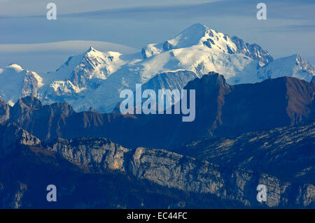 Twilight auf den Schnee bedeckt massiv von Mt Mont Blanc, Alpen-Savoie, Frankreich Stockfoto