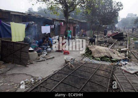 Dhaka, Bangladesch. 9. Dezember 2014. Slum-Menschen in der Nähe von Kamalapur Bahnhof nach vertrieben. Insgesamt 3,5 Millionen Menschen leben in 4.000 Slums im Großraum Dhaka. Slums ohne jede Sanierung vertrieben wurden und jetzt im Winter sind sie viel leiden. International Human Rights Day 2014 Motto '' Human Rights 365'' von Vereinten Nationen. Bildnachweis: Zakir Hossain Chowdhury/ZUMA Draht/Alamy Live-Nachrichten Stockfoto