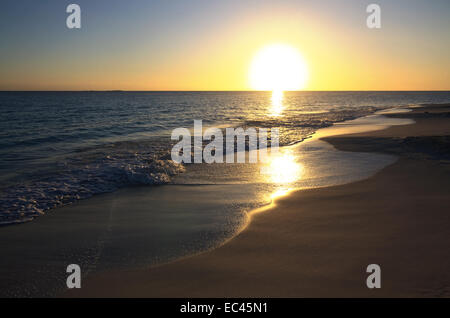 Sonnenuntergang am Strand. Playa Sirena. Cayo Largo. Kuba. Stockfoto