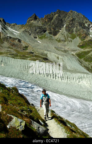 Wanderer auf einen schmalen Pfad über einen Gletscher, Alpen, Schweiz Stockfoto