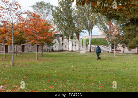 Mann zu Fuß auf dem Gelände der Zitadelle, Pamplona, Navarra, Spanien Stockfoto