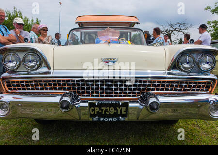 Ford Galaxie Skyliner in orange und Creme Schuss auf die Fortbewegung Tag in Francueil Dorf, Frankreich. Stockfoto