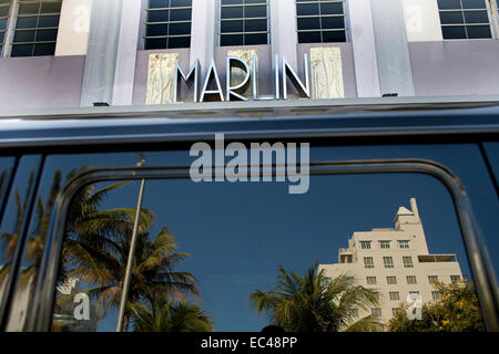 Marlin-Hotel mit dem Auto Fenster Reflexion, Südstrand, Miami Beach, Florida, USA Stockfoto