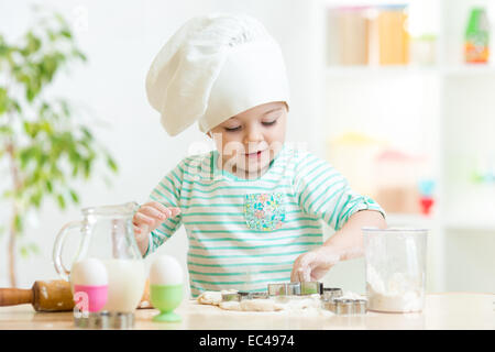 kleine Bäcker Kind Mädchen in Koch Hut Stockfoto