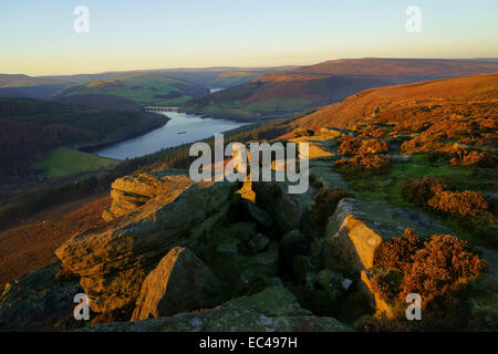 Die Aussicht von Bamford Edge im Peak District National Park, Derybyshire, mit Blick auf Ladybower Vorratsbehälter. Stockfoto