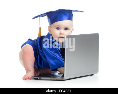 lustige Baby in Akademiemitglied Kleidung am laptop Stockfoto