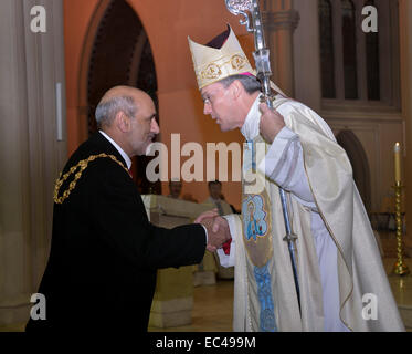 Salford, größere Manchester, UK.  8. Dezember 2014.   Bischof John Arnold begrüßt Oberbürgermeister von Salford an die feierliche Messe seiner Installation. Er ist der elfte Bischof von Salford Bischof Terence Brain, die zurückgezogen hat, nachdem er 1997 den zehnten Bischof zu ersetzen. Bischof Arnold war zuvor Weihbischof in der Diözese von Westminster. Neuer Bischof von Salford Credit: John Fryer/Alamy Live-Nachrichten Stockfoto