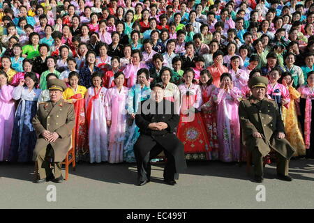 Pjöngjang, Nordkorea. 9. Dezember 2014. Foto zur Verfügung gestellt von Korean Central News Agency (KCNA) am 9. Dezember 2014 zeigt Top-Leader der Demokratischen Volksrepublik Korea (DVRK) Kim Jong Un (C vorne) haben eine Foto-Session mit den Teilnehmern in der zweiten Sitzung der KPA vorbildlich Soldaten der Familien. Bildnachweis: KCNA/Xinhua/Alamy Live-Nachrichten Stockfoto