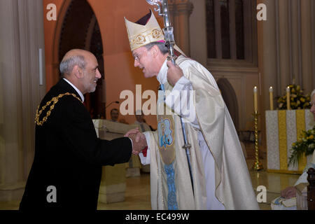 Salford, größere Manchester, UK.  8. Dezember 2014.   Bischof John Arnold begrüßt Oberbürgermeister von Salford an die feierliche Messe seiner Installation. Er ist der elfte Bischof von Salford Bischof Terence Brain, die zurückgezogen hat, nachdem er 1997 den zehnten Bischof zu ersetzen. Bischof Arnold war zuvor Weihbischof in der Diözese von Westminster. Neuer Bischof von Salford Credit: John Fryer/Alamy Live-Nachrichten Stockfoto