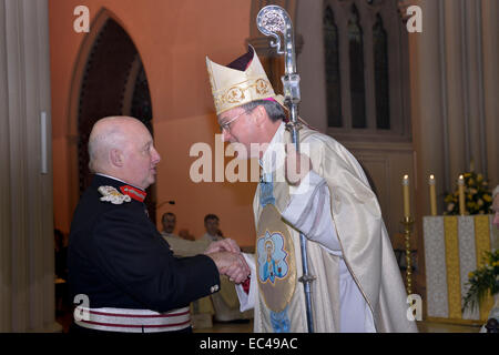 Salford, größere Manchester, UK.  8. Dezember 2014.   Bischof John Arnold grüßt Paul Lee, der High Sheriff, die feierliche Messe seiner Installation. Er ist der elfte Bischof von Salford Bischof Terence Brain, die zurückgezogen hat, nachdem er 1997 den zehnten Bischof zu ersetzen. Bischof Arnold war zuvor Weihbischof in der Diözese von Westminster. Neuer Bischof von Salford Credit: John Fryer/Alamy Live-Nachrichten Stockfoto