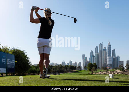 Dubai, Vereinigte Arabische Emirate. 9. Dezember 2014. Charley Hull England Abschlag vom 8. Abschlag im Emirates Golf Club beim pro-am Wettbewerb vor dem Omega Dubai Ladies Masters Golf-Turnier in Dubai-Vereinigte Arabische Emirate-Credit: Iain Masterton/Alamy Live News Stockfoto