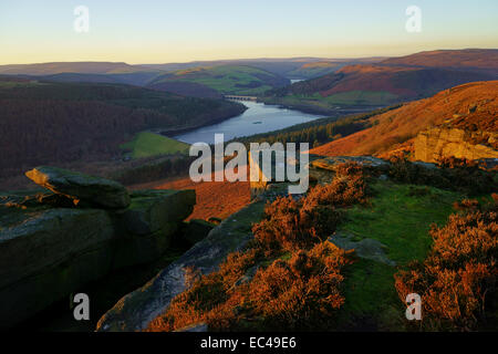 Die Aussicht von Bamford Edge im Peak District National Park, Derybyshire, mit Blick auf Ladybower Vorratsbehälter. Stockfoto