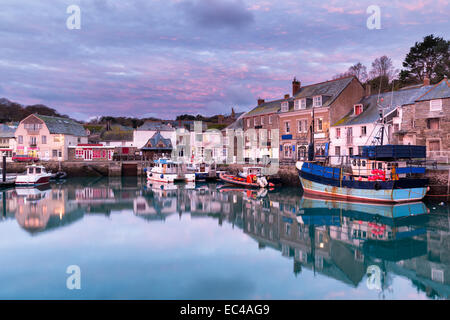 Sonnenaufgang im Hafen von Padstow eine historische Smøla Stadt an der Nordküste von Cornwall Stockfoto