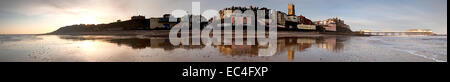 Ein Panorama von Cromer Pier, Strand und Stadt Stockfoto