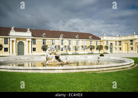 Donau, Inn und Enns Statuen auf dem Schloss Schönbrunn in Wien Stockfoto