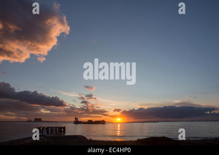 Schiff verlassen die Abschlägen bei Sonnenuntergang Stockfoto