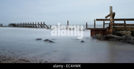 Holz- und Rock Meer Abwehrkräfte bei Happisburgh, Norfolk, England UK Stockfoto