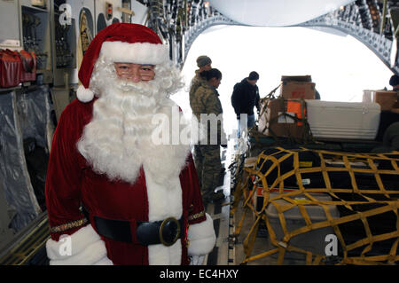 Der Weihnachtsmann kommt auf eine Alaska Air National Guard c-17 Globemaster militärische Transportflugzeuge während eines Besuchs in einem abgelegenen Aleut Heimatdorf im Rahmen der Operation Santa Claus 6. November 2010 in St. Paul Island, Alaska. Betrieb Santa Claus hat gespendeten Geschenke an Armen abgelegene Dörfer in Alaska durch Luftwaffe Transport seit 1951 geliefert. Stockfoto