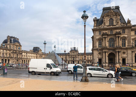 Paris, Frankreich - 7. August 2014: Auto fahren auf der Straße in der Nähe von Fassade des Louvre-Museum, Paris Stockfoto