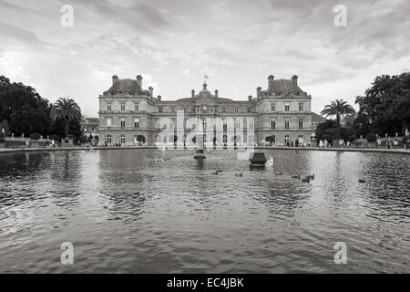 Paris, Frankreich - 10. August 2014: Palais du Luxembourg und dem Teich im Jardin du Luxembourg, Paris Stockfoto