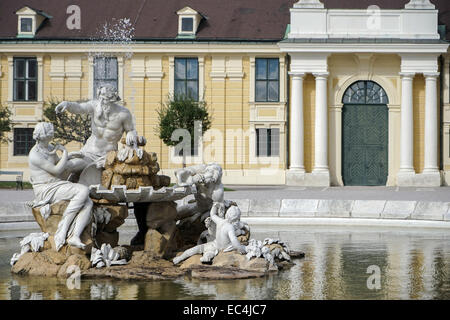 Donau, Inn und Enns Statuen auf dem Schloss Schönbrunn in Wien Stockfoto