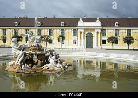 Donau, Inn und Enns Statuen auf dem Schloss Schönbrunn in Wien Stockfoto