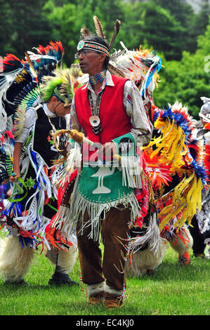 Eingeborene Kanadier teilnehmen in Canada Day Feierlichkeiten in einem Park in London, Ontario. Stockfoto