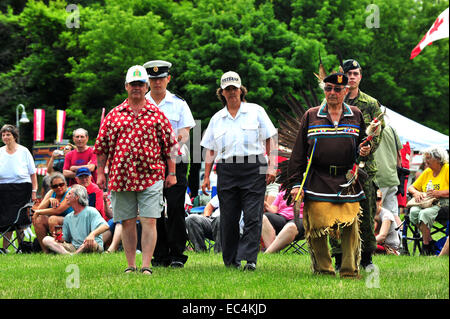 Eingeborene Kanadier teilnehmen in Canada Day Feierlichkeiten in einem Park in London, Ontario. Stockfoto