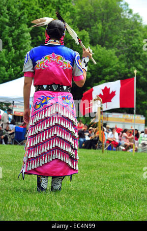 Eingeborene Kanadier teilnehmen in Canada Day Feierlichkeiten in einem Park in London, Ontario. Stockfoto