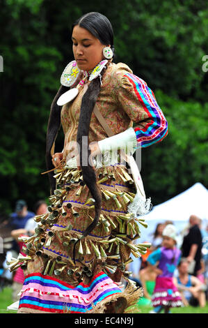 Eingeborene Kanadier teilnehmen in Canada Day Feierlichkeiten in einem Park in London, Ontario. Stockfoto