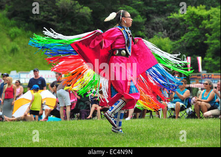 Eingeborene Kanadier teilnehmen in Canada Day Feierlichkeiten in einem Park in London, Ontario. Stockfoto