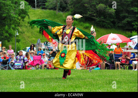 Eingeborene Kanadier teilnehmen in Canada Day Feierlichkeiten in einem Park in London, Ontario. Stockfoto