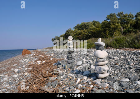 Stapel von Kieselsteine am Strand, Insel Samothraki, Griechenland Stockfoto