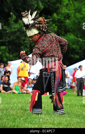 Eingeborene Kanadier teilnehmen in Canada Day Feierlichkeiten in einem Park in London, Ontario. Stockfoto