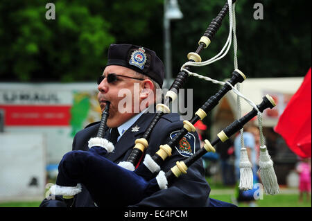 Ein Polizei-Dudelsackspieler spielt während der Canada Day Feierlichkeiten in London, Ontario, Kanada statt. Stockfoto