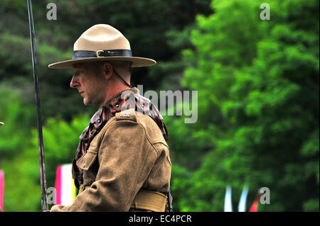 Militärische Reenactors auf dem Pferderücken zu beteiligen in Kanada Day Feierlichkeiten in London, Ontario, Kanada statt. Stockfoto