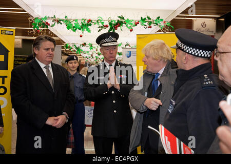 Bürgermeister von London Boris Johnson und der Metropolitan Police Kommissar Sir Bernard Hogan-Howe nahm einen Rundgang mit lokalen Offizieren in Ealing Stadtzentrum Stockfoto