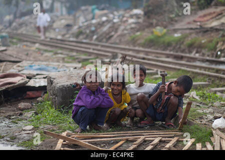 Dhaka, Bangladesch. 9. Dezember 2014. Slumkinder spielen in der Nähe der Bahnlinie in Dhaka. Insgesamt 3,5 Millionen Menschen leben in 4.000 Slums im Großraum Dhaka. Slums ohne jede Sanierung vertrieben wurden und jetzt im Winter sind sie viel leiden. International Human Rights Day 2014 Motto "Menschenrechte 365" durch die Vereinten Nationen. Bildnachweis: Zakir Hossain Chowdhury Zakir/Alamy Live-Nachrichten Stockfoto