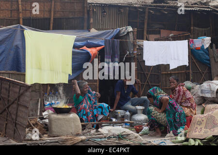 Dhaka, Bangladesch. 9. Dezember 2014. Slum-Menschen in der Nähe von Kamalapur Bahnhof nach vertrieben. Insgesamt 3,5 Millionen Menschen leben in 4.000 Slums im Großraum Dhaka. Slums ohne jede Sanierung vertrieben wurden und jetzt im Winter sind sie viel leiden. International Human Rights Day 2014 Motto "Menschenrechte 365" durch die Vereinten Nationen. Bildnachweis: Zakir Hossain Chowdhury Zakir/Alamy Live-Nachrichten Stockfoto