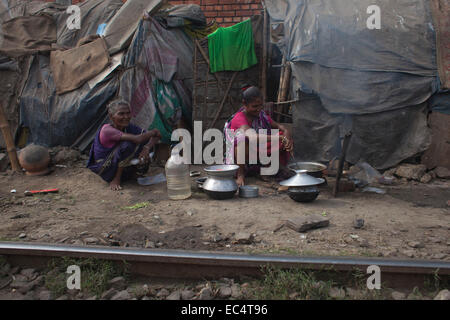 Dhaka, Bangladesch. 9. Dezember 2014. Slum-Menschen in der Nähe von Kamalapur Bahnhof nach vertrieben. Insgesamt 3,5 Millionen Menschen leben in 4.000 Slums im Großraum Dhaka. Slums ohne jede Sanierung vertrieben wurden und jetzt im Winter sind sie viel leiden. International Human Rights Day 2014 Motto "Menschenrechte 365" durch die Vereinten Nationen. Bildnachweis: Zakir Hossain Chowdhury Zakir/Alamy Live-Nachrichten Stockfoto