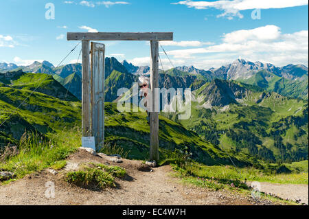 Porta Alpina Zeiger auf dem Sattel am Nebelhorn Stockfoto