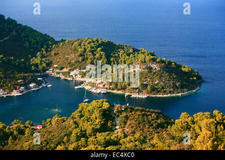 Süd-Dalmatien, Insel Mljet, Kroatien, Bucht Okuklje, Kirche Hl Nikolaus Und Hafenpier Stockfoto